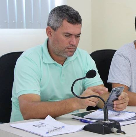 Após charge polêmico, presidente da Câmara diz que publicação pode ter sido feita pelas filhas