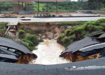 Candeias – Trecho na BR-324 é interditado após erosão na pista