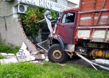 Caminhão boiadeiro desgovernado percorre cerca de 300 metros sozinho e atinge central de velório