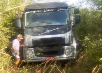Caminhão com placa de Coité desce Serra do Tombador de ré e por pouco na acontece uma tragédia