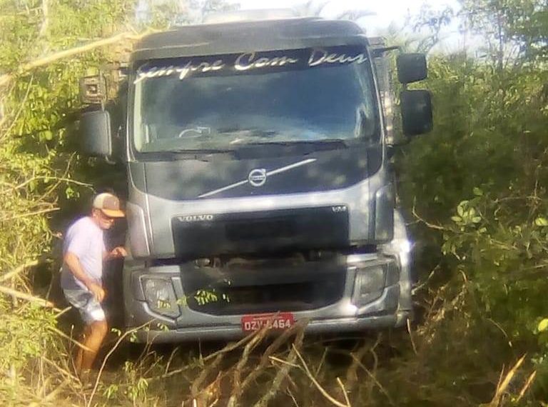 Caminhão com placa de Coité desce Serra do Tombador de ré e por pouco na acontece uma tragédia