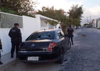 Carro com para-brisas, faróis e lanternas quebrados chama atenção das pessoas