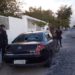 Carro com para-brisas, faróis e lanternas quebrados chama atenção das pessoas