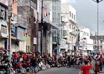 Pagamento do Bolsa Família e Auxilio Emergencial provocou grande aglomeração de pessoas na caixa e correspondentes