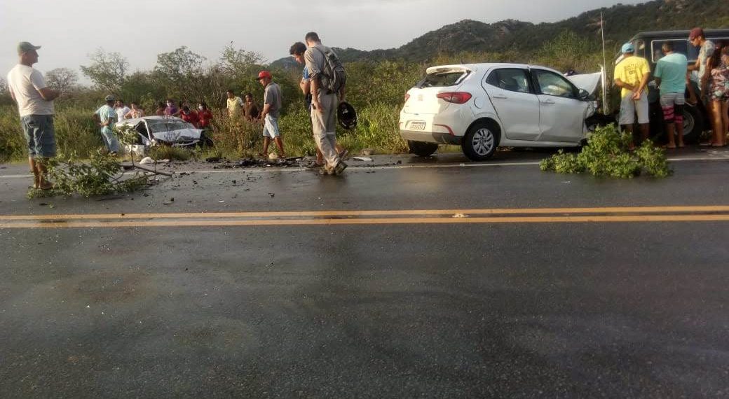 Mulher morre em colisão de veículos na BR 235