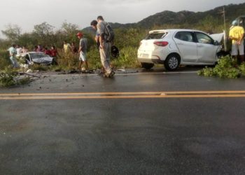 Mulher morre em colisão de veículos na BR 235
