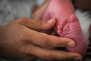 Gêmeos nascem durante pandemia e são batizados de Corona e Covid