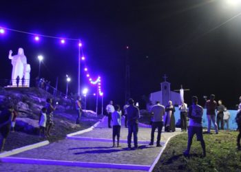 Sem a tradicional procissão do fogaréu, bispo vai a colina sagrada e convoca todos para se unirem contra o Coronavírus