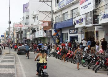 Bancos, correspondentes e lotéricas recebem grandes filas na primeira segunda após reabertura do comércio