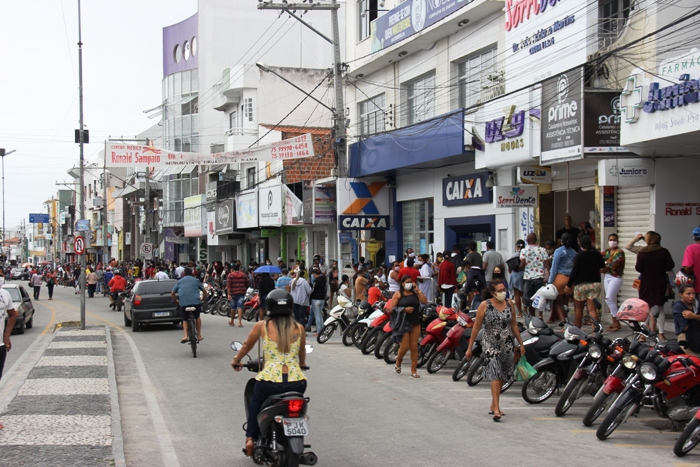 Bancos, correspondentes e lotéricas recebem grandes filas na primeira segunda após reabertura do comércio