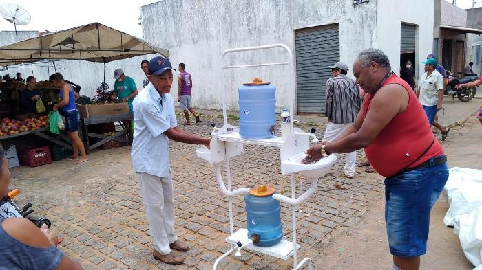 Para não suspender feira livre, Prefeitura de Sítio do Quinto instalou lavatórios portáteis no local