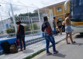 Moradores de Queimadas e Cansanção registram desembarque de pessoas em ônibus na manhã desta sexta-feira