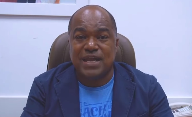 Após TJ proibir realização de culto, deputado Samuel Junior manda recado pra o prefeito que ninguém o impedirá de participar de culto em Serrinha