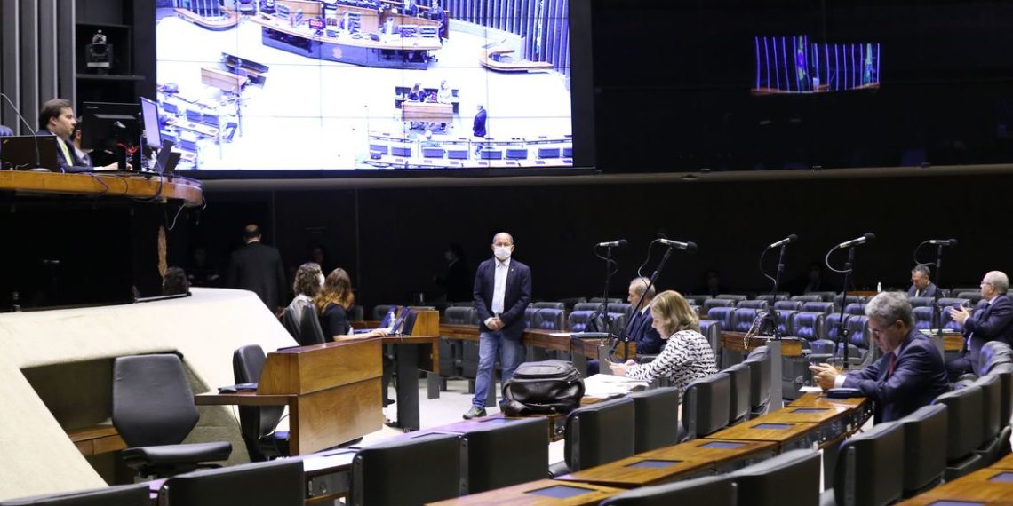 Câmara aprova ampliar a outras categorias auxílio emergencial