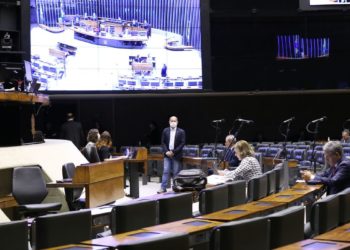 Câmara aprova ampliar a outras categorias auxílio emergencial