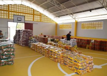 Alunos da rede municipal em Queimadas começaram a receber kits alimentação