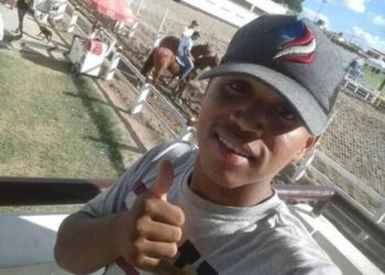Adolescente entra em açude para dar banho em cavalo e morre afogado