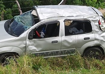 Capotamento na BA 120 deixa quatro feridos