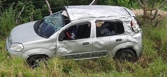 Capotamento na BA 120 deixa quatro feridos