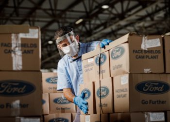 Ford entrega o primeiro lote de 35.000 máscaras produzidas na fábrica de Camaçari