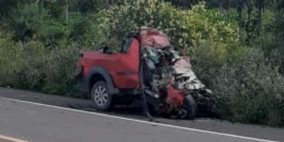 Homem morre ao bater Fiat Strada com carreta na BR-407