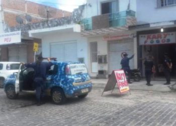 Governo antecipa feriado de São João e teve gente vendendo fogos e acendendo fogueira