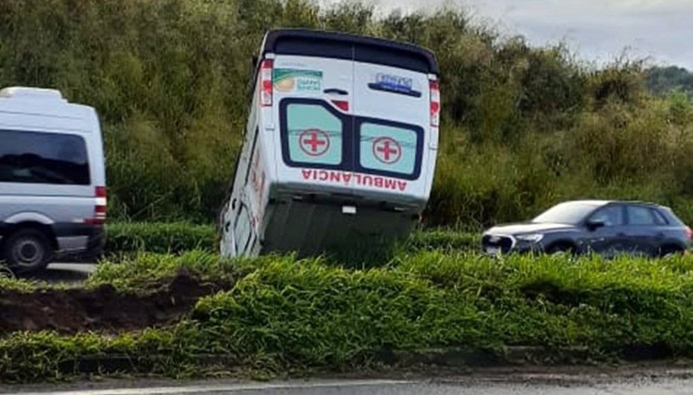 Ambulância com pacientes de Monte Santo capota na BR-324