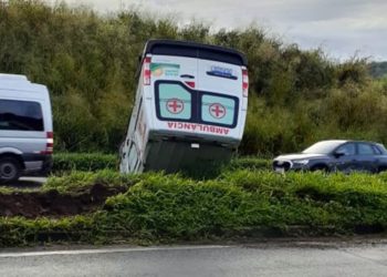 Ambulância com pacientes de Monte Santo capota na BR-324