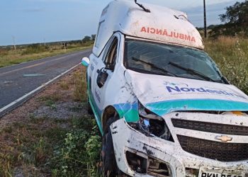 Ambulância de Nordestina capota na BA 120