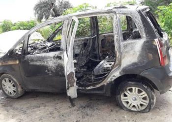 Fogo destrói carro enquanto bateria estava sendo carregada