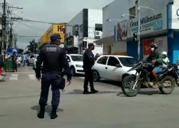 Lojistas saem em carreta contra o novo fechamento do comércio