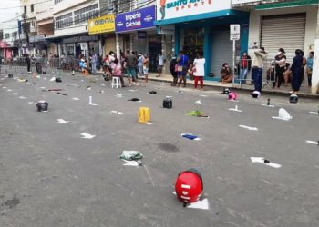Santo Antônio de Jesus: moradores usam objetos para guardar lugar na fila