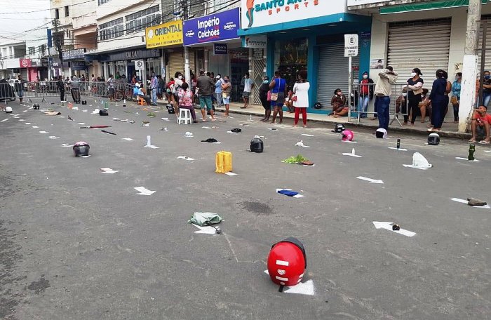Santo Antônio de Jesus: moradores usam objetos para guardar lugar na fila