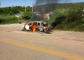 Carro pega fogo após passar em buraco na BA 131