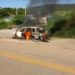 Carro pega fogo após passar em buraco na BA 131