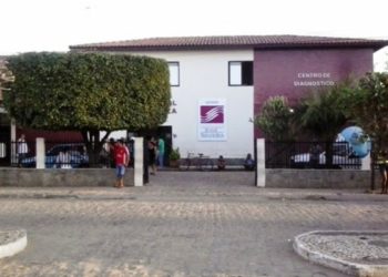 Homem armado com faca arromba porta de casa e é morto pelo morador com uma paulada