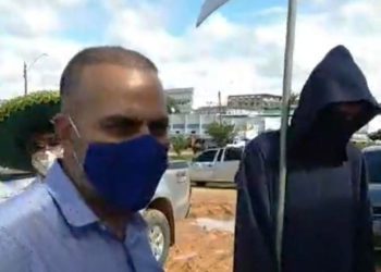 Prefeito no interior do Acre ‘leva a morte’ para conscientizar população sobre riscos do coronavírus