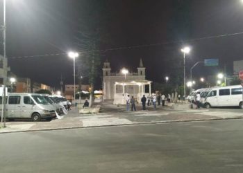 Proprietários de van se reúnem durante madrugada para pedir ao governador prorrogação no pagamento do CRLV
