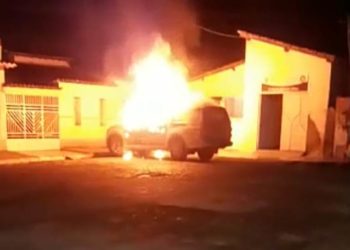 Homem é preso após atear fogo em viatura da Polícia Militar em Ribeira do Amparo