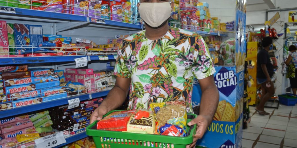 Estudantes da rede estadual vão às compras em toda a Bahia com a segunda parcela do vale-alimentação
