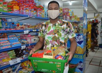Estudantes da rede estadual vão às compras em toda a Bahia com a segunda parcela do vale-alimentação