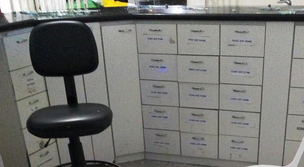 Homem quebra vidro em hospital após recepcionista pedir pra ele usar máscara para entrar na unidade de saúde