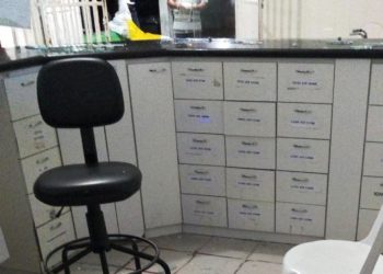 Homem quebra vidro em hospital após recepcionista pedir pra ele usar máscara para entrar na unidade de saúde