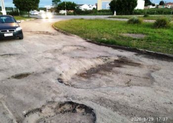 Contorno da Avenida Luiz Eduardo retrata a triste realidade do principal acesso ao centro da cidade