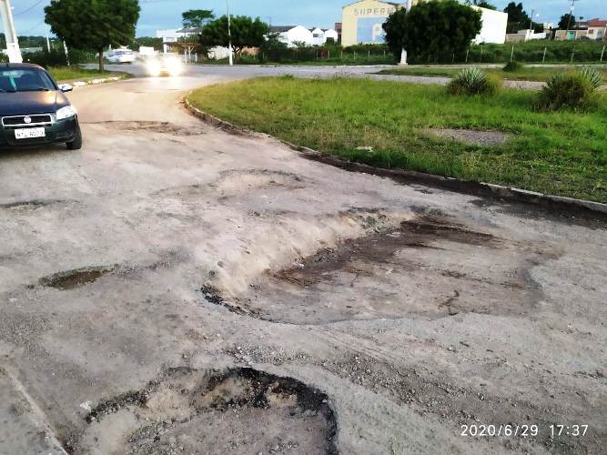 Contorno da Avenida Luiz Eduardo retrata a triste realidade do principal acesso ao centro da cidade