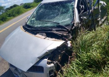 Carro fica parcialmente destruído após colidir com caminhão na BR 324