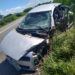 Carro fica parcialmente destruído após colidir com caminhão na BR 324