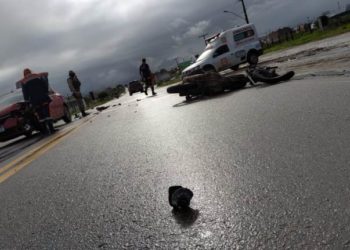 Motociclista fica gravemente ferido ao colidir com carro na BR 324