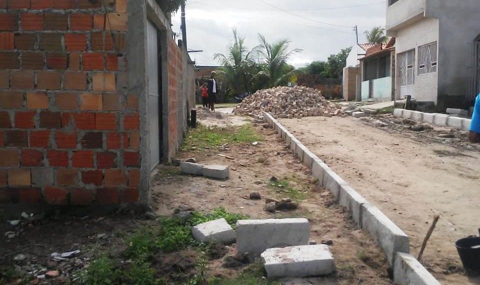 Depois de denúncia dos moradores de Cachimbo, vereadores da oposição conversam com prefeito para resolver problema quanto a largura de rua