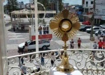 Procissão de Corpus Christi aconteceu em carreata e número reduzido de pessoas